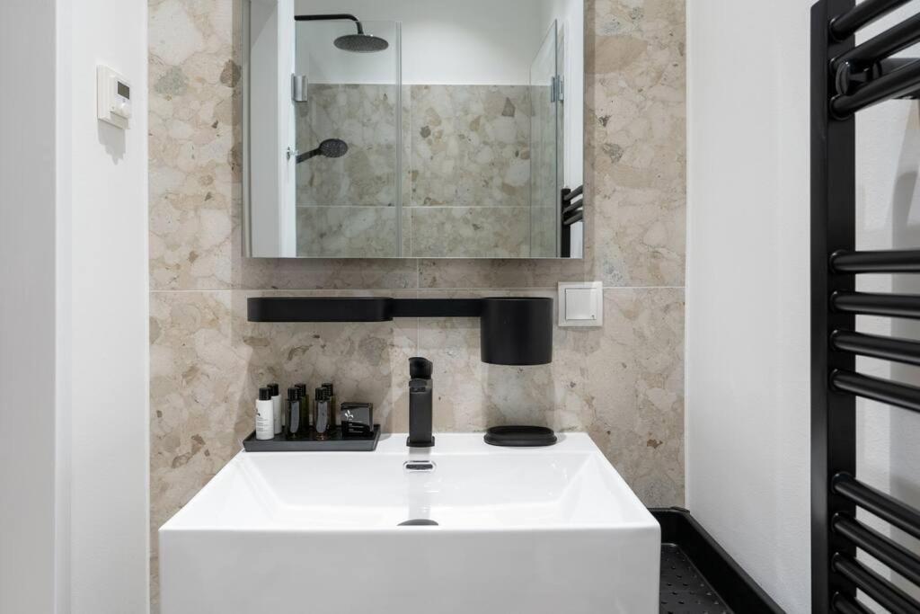 Pristine 1br Suite, Quick To By Hm Apartment